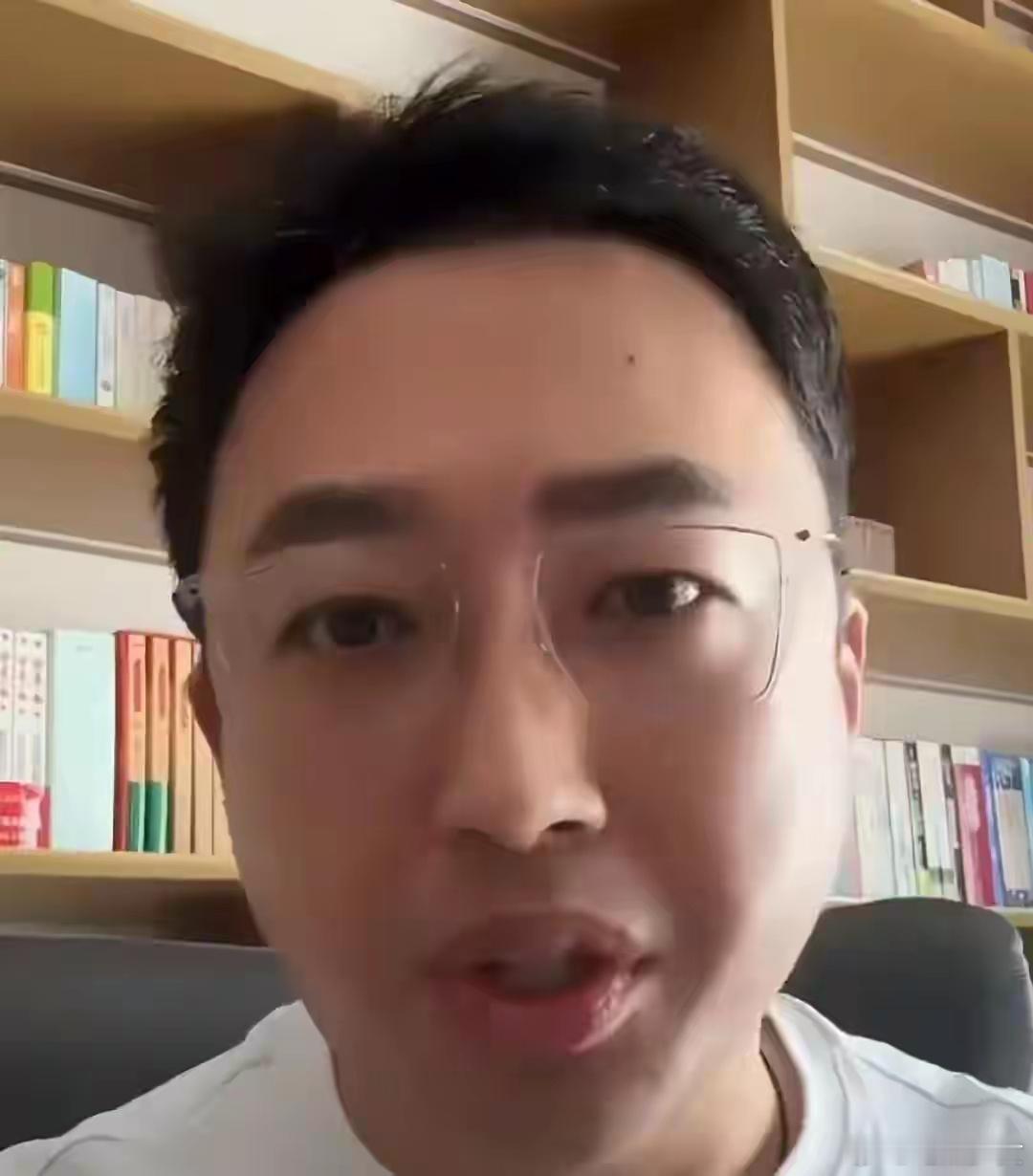 于正 情绪性暴食于正直播回应许凯风波现场翻车，一边吃东西一边激动否认恋情，称赵晴