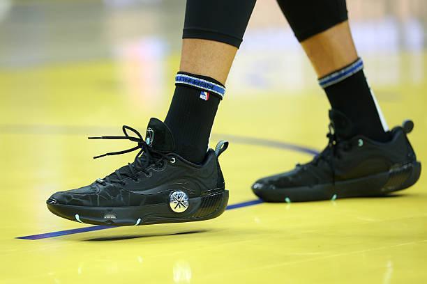 库里今天上脚李宁韦德之道12代“黑曜石”配色不多说了，向热火队魂传奇韦德致敬🫡