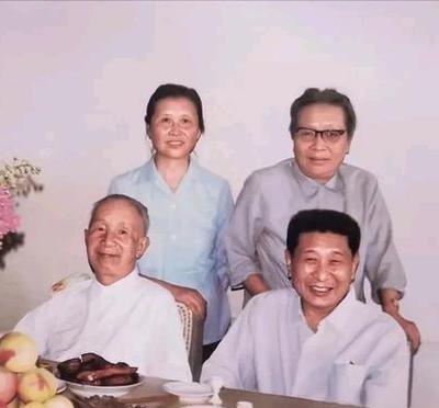 1972年，军事科学院副政委钟期光上将因病瘫痪，他的两个儿子打算参军却屡遭拒绝。