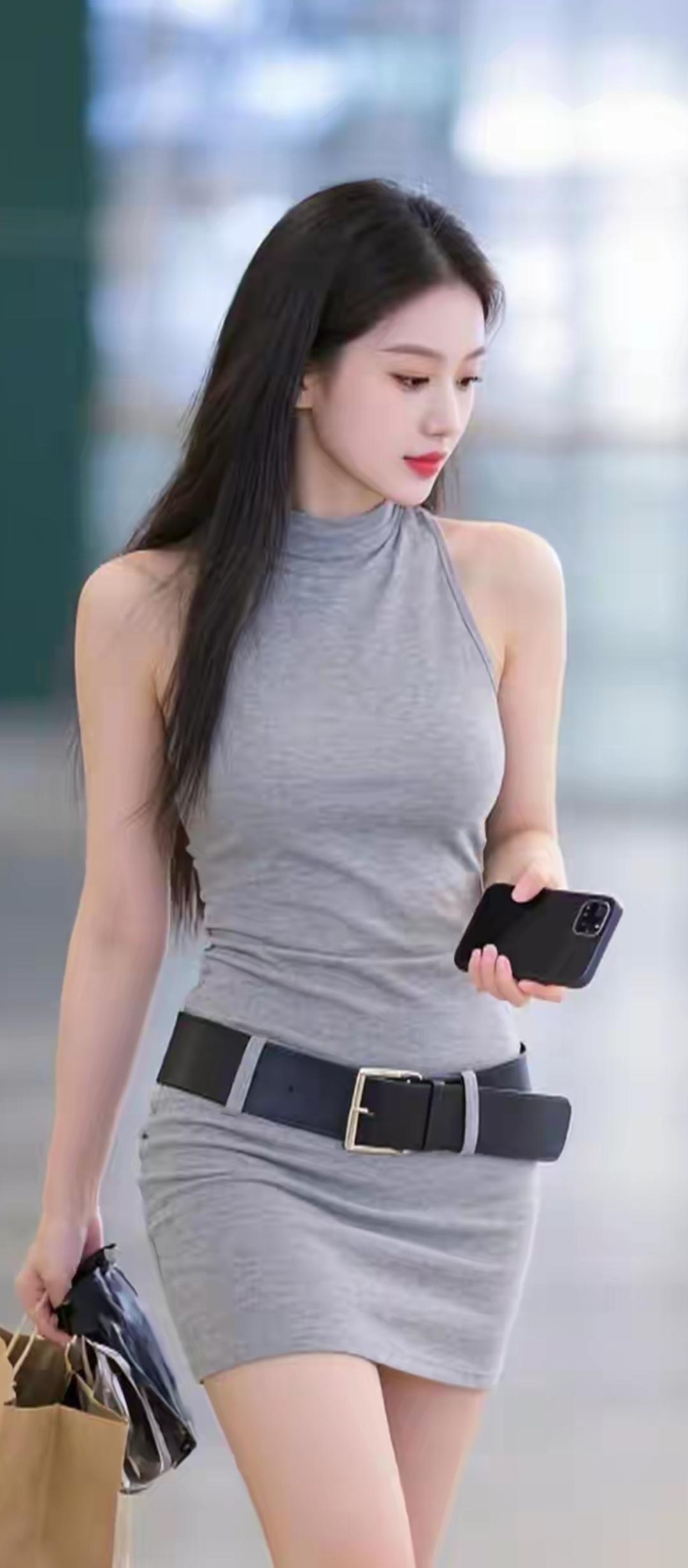 时尚穿搭指南：灰色连衣裙搭配黑色腰带，轻松优雅！👗👠💄