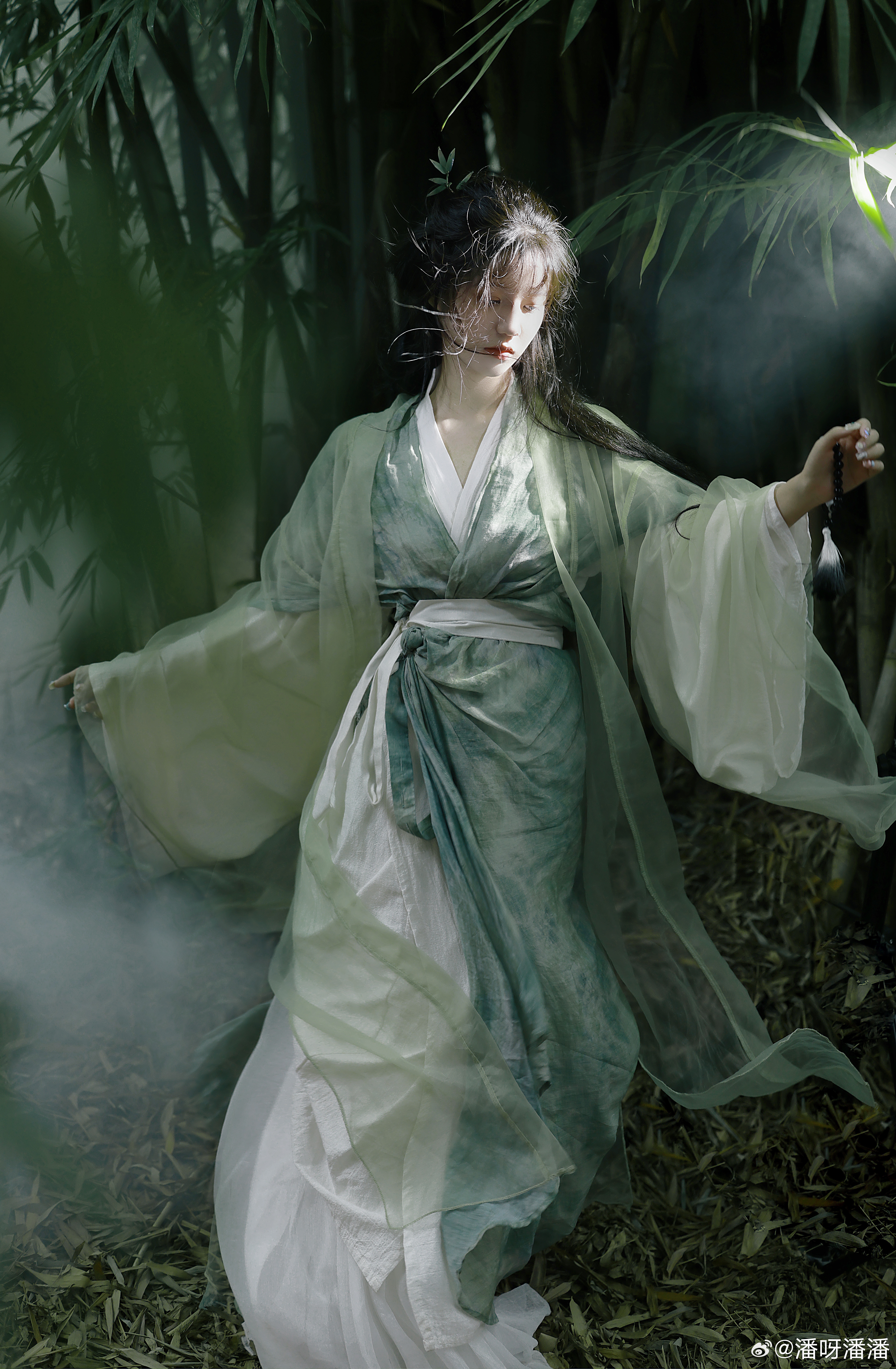 铁三角一年没有一起拍照了，这次萌萌缺席了，我和鬼鬼完成了拍摄，发两张预告，好看的