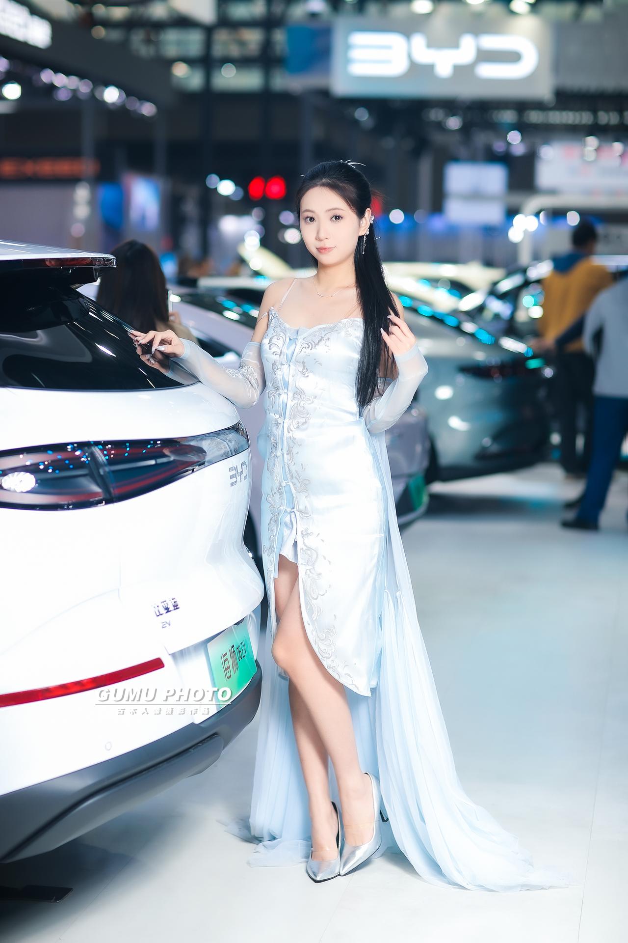 2025重庆汽车消费节比亚迪展台模特小姐姐