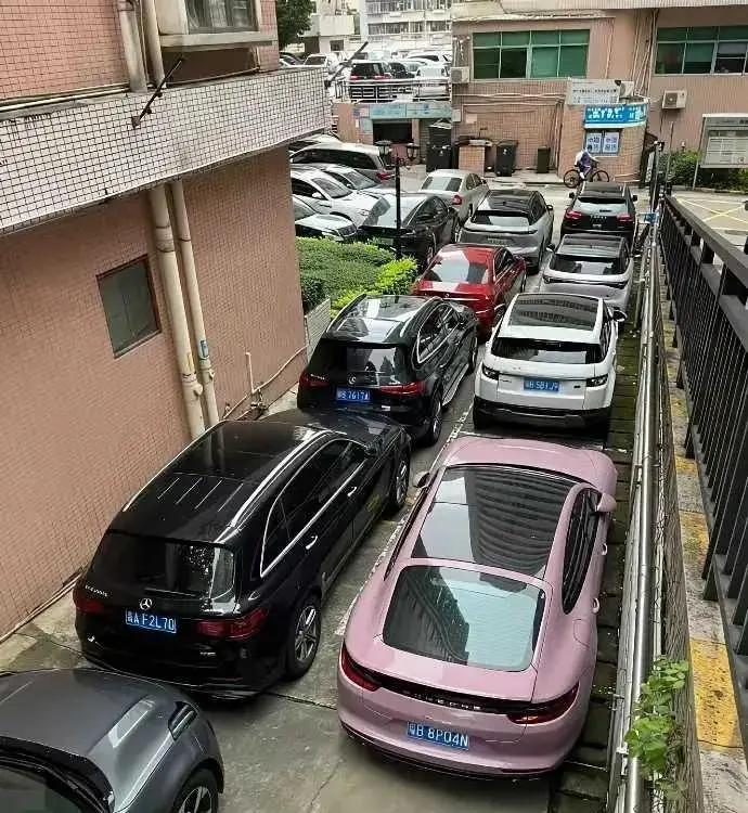 不懂就要问，住在这样的小区，如果想急着开车出去，该怎么办？[what]