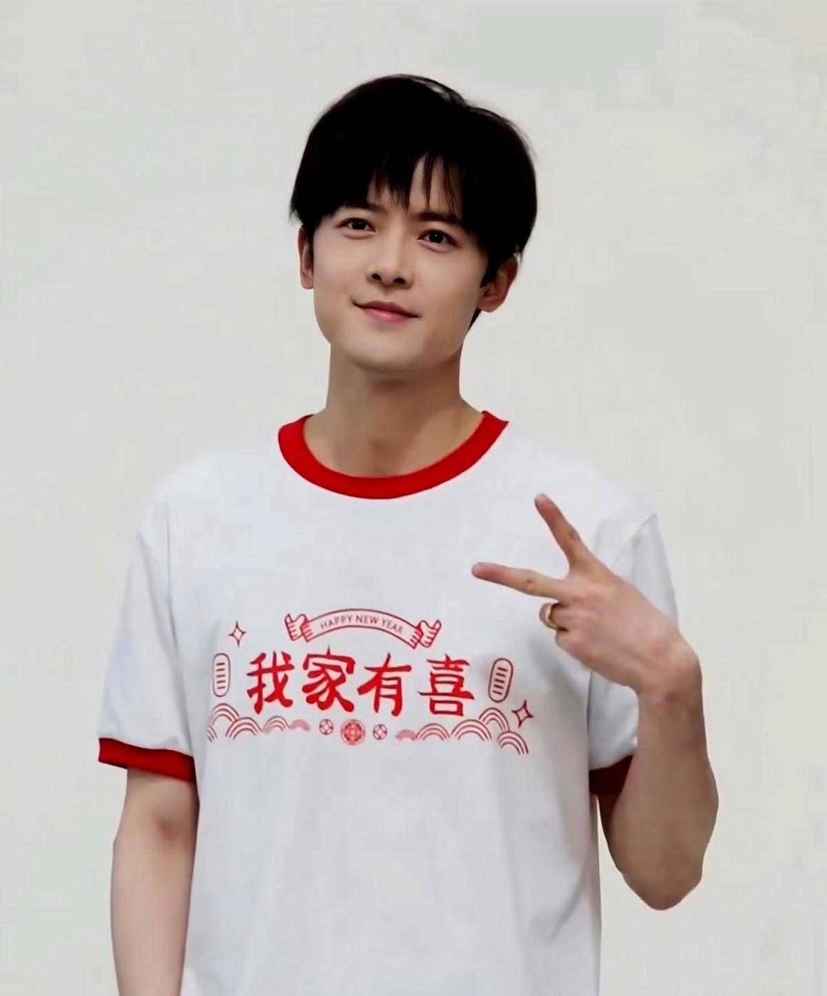 付辛博没开美颜，没喊口号，就靠拧瓶盖擦灰火了。
十集戏，涨粉五十万，观众催着加戏