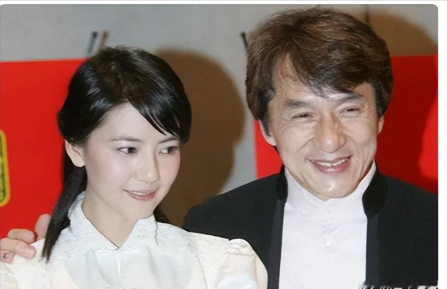 当初，17岁的成龙和23岁的梁小龙在歌舞厅为了争夺一个“9号女郎”，一言不合大打