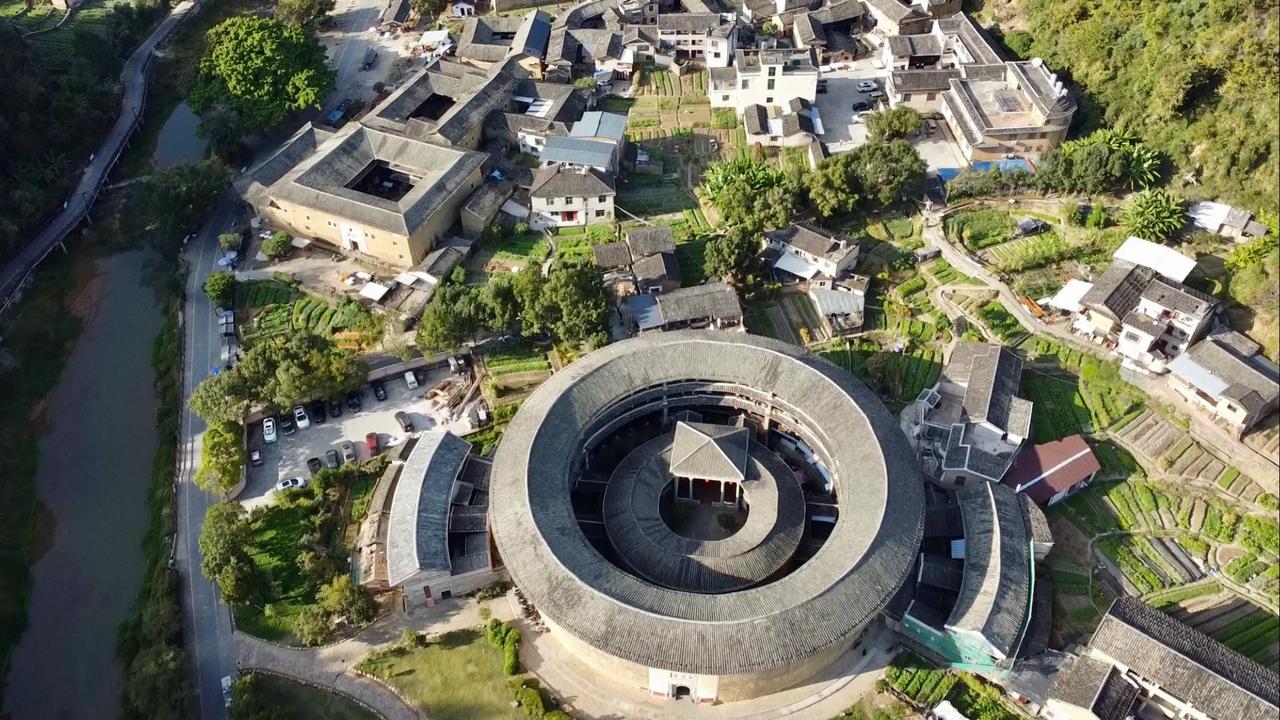 福建土楼之永定“客家民俗文化村”
这里土楼众多，最值得一看的要属土楼王子振成楼，