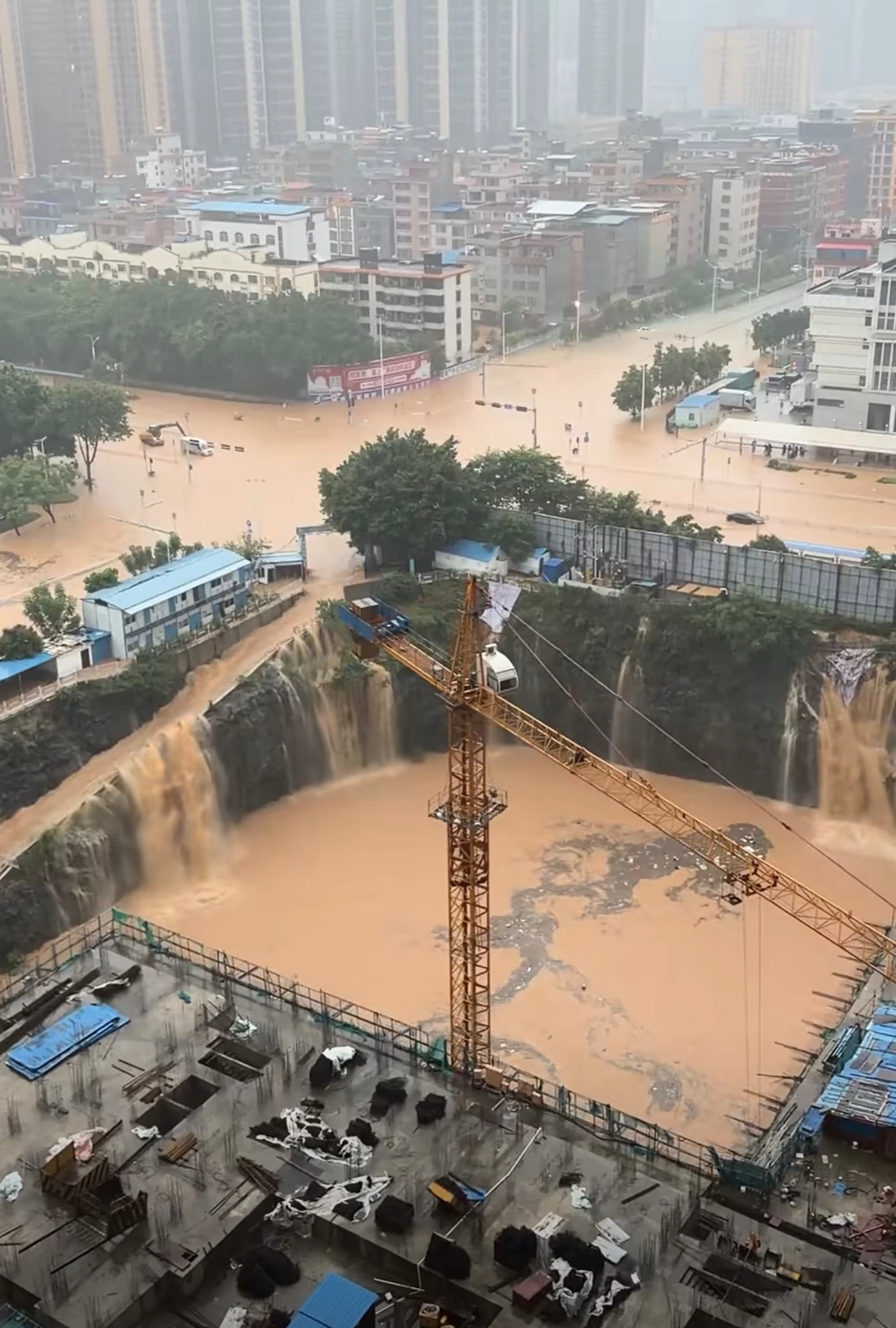 广西洪水希望洪水受灾情况尽快控制住吧，洪水无情……我老家之前经常经历洪水，老家房