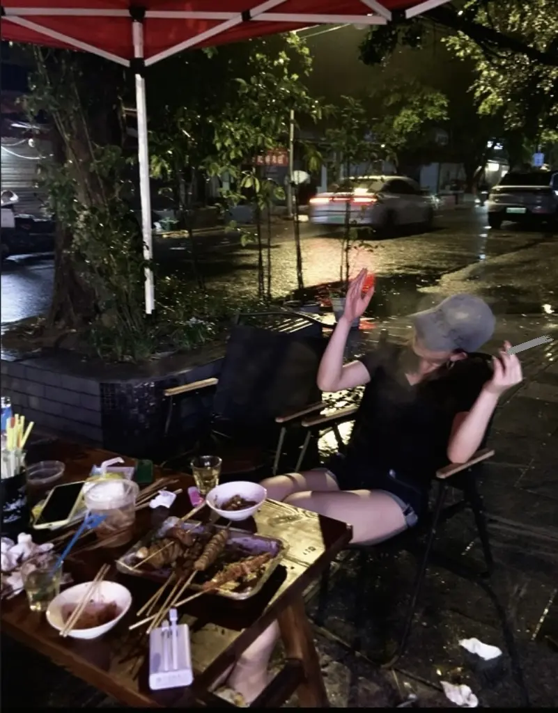别来无恙  没想到我也开始抽烟 还记得曾经我看见抽烟就皱眉 说抽烟有害...