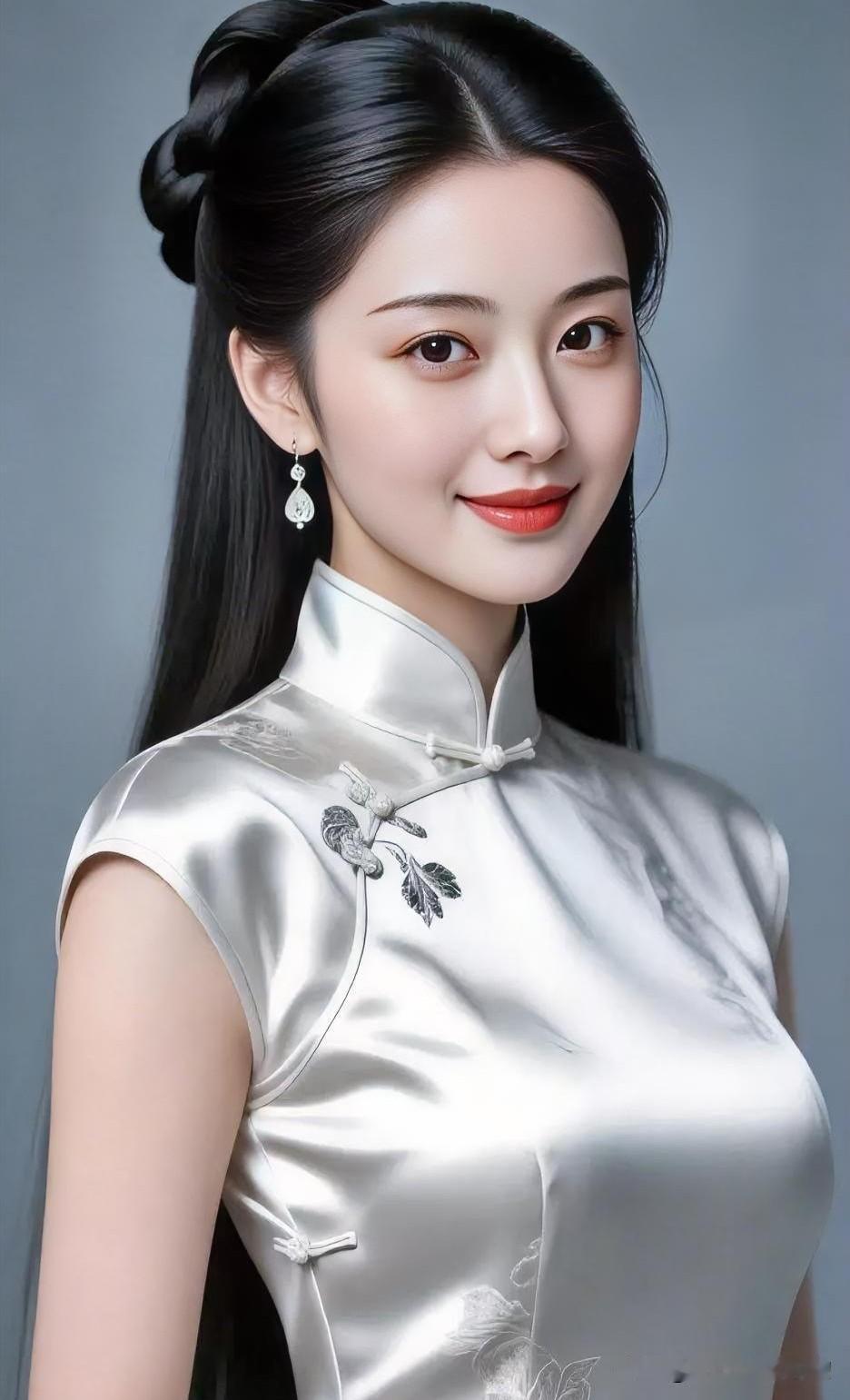 素绢凝霜，温婉如玉。云鬓高挽透着古典的庄重，精致盘扣锁住岁月的柔情。眼波流转间，