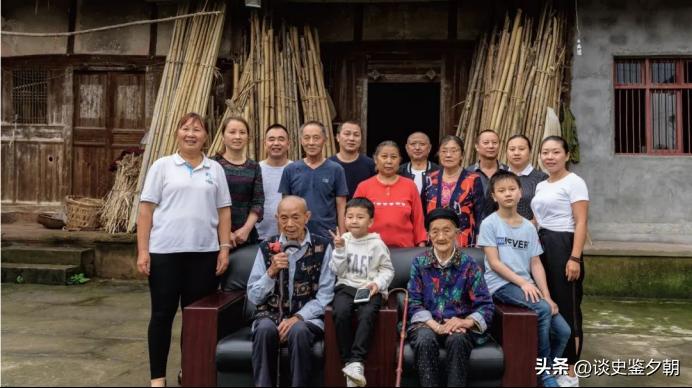 我的爷爷97岁高龄去世，当时小叔在外地回不来，直接打了15万，爷爷下葬以后，大伯