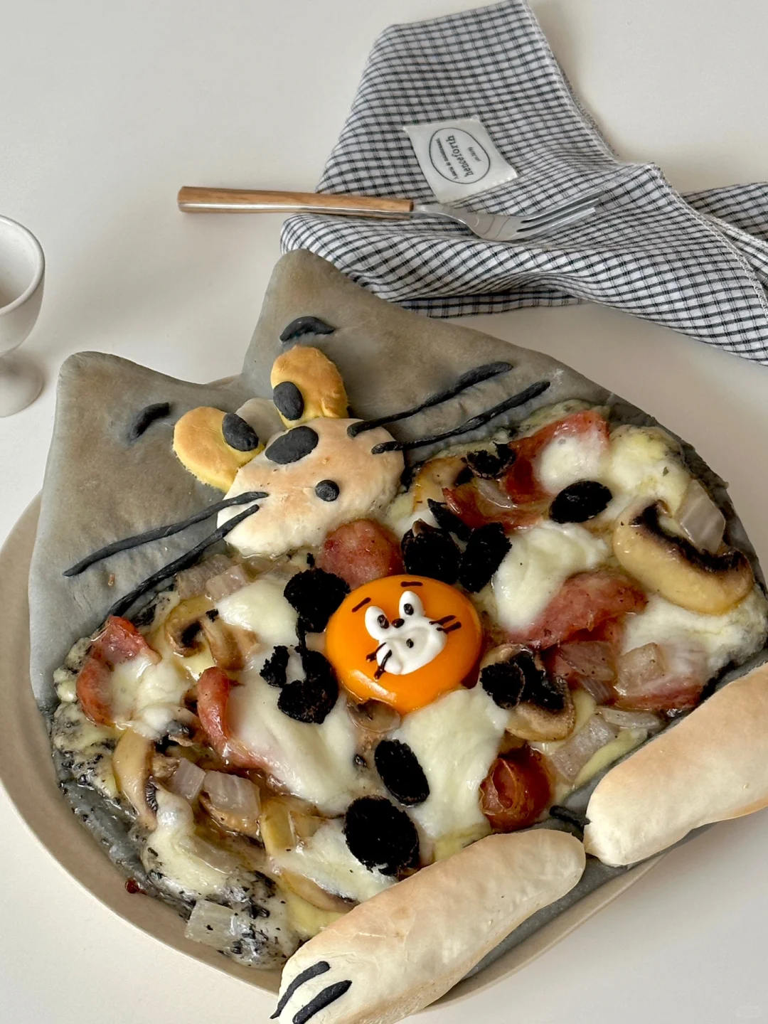 被拍扁的Tom猫黑松露温泉蛋披萨🍕