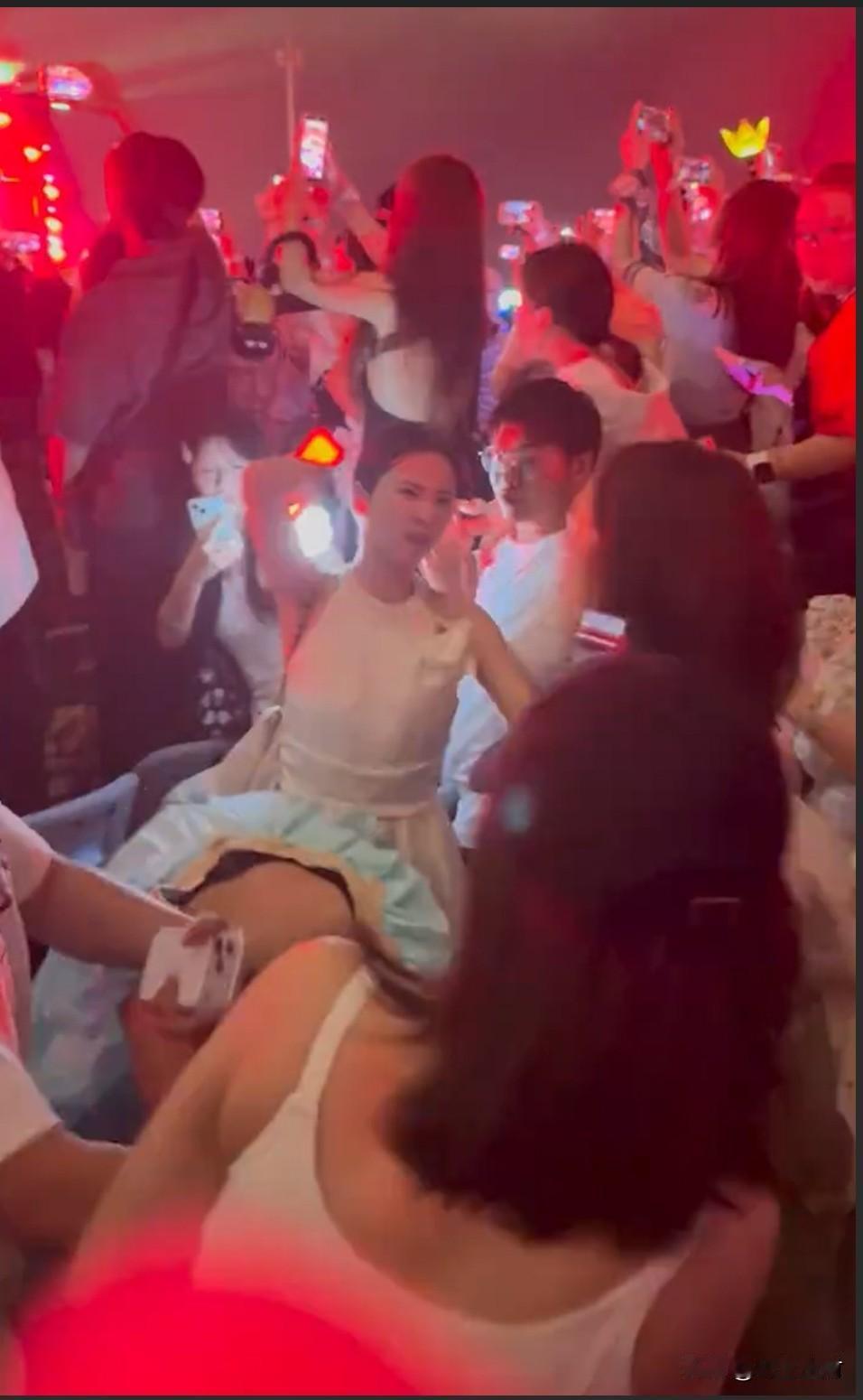 权志龙澳门音乐节台下炸锅 女粉挤位互撕当场干架 上演最强Power真人秀！

澳