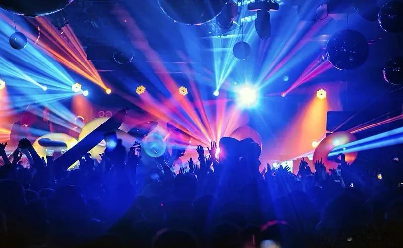 亚洲的四大奇迹：
不睡觉的韩国人；
不买票的印度人；
不吃饭的日本人；
不休息的