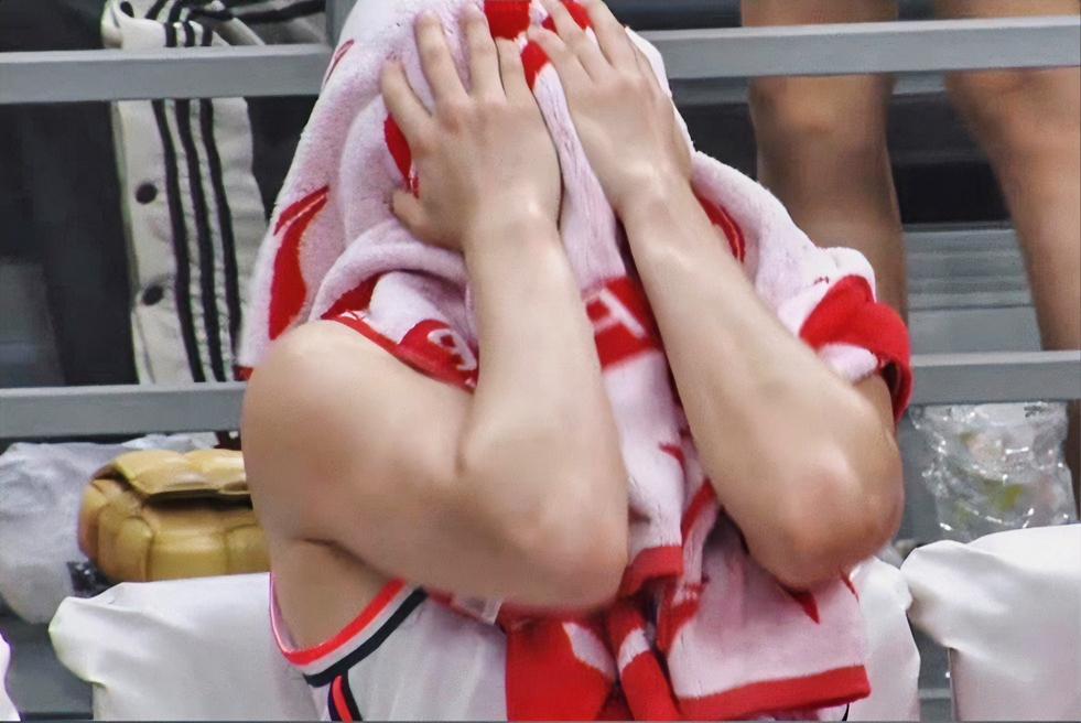 彻底崩溃！胡明轩赛后捂头抹泪，广东17分惨败夜最心酸一幕！

客场86-99不敌