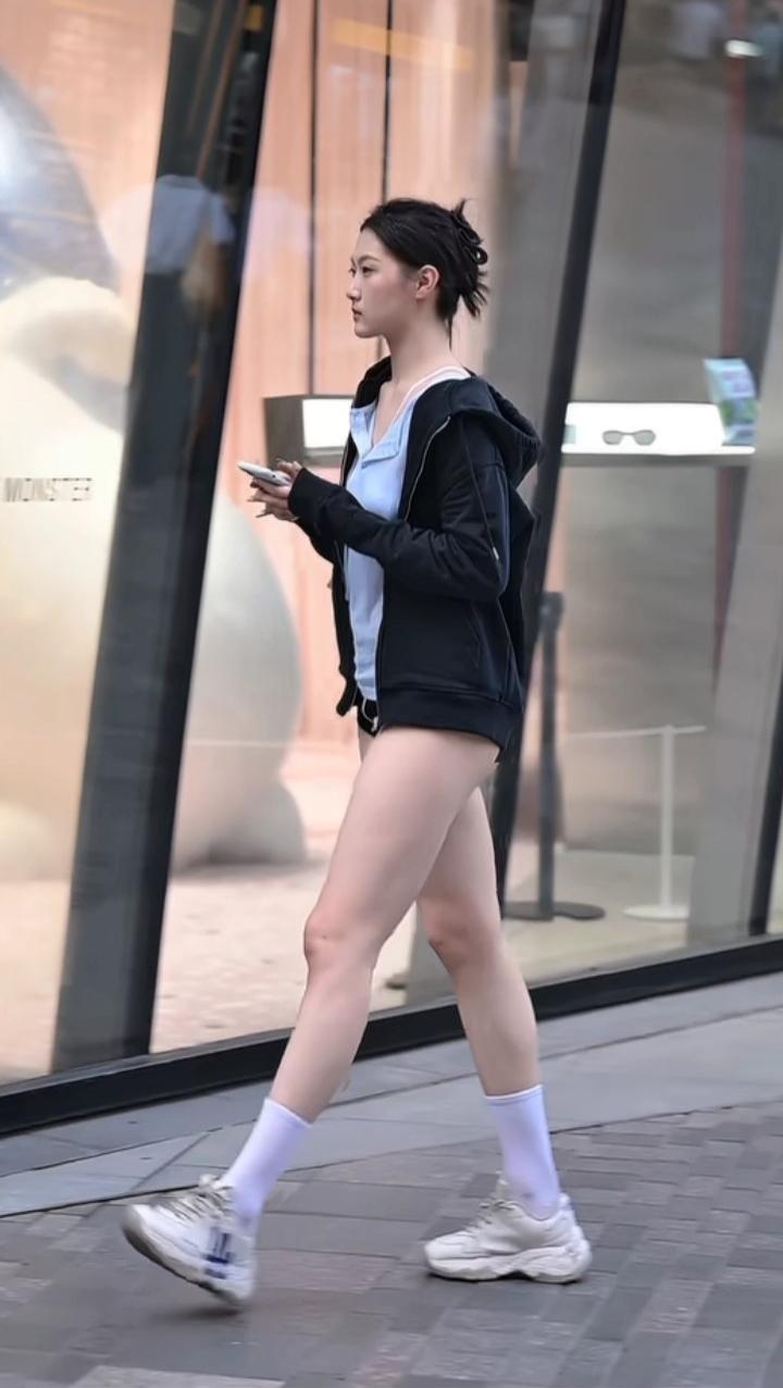 这女生的身材真是无敌了。