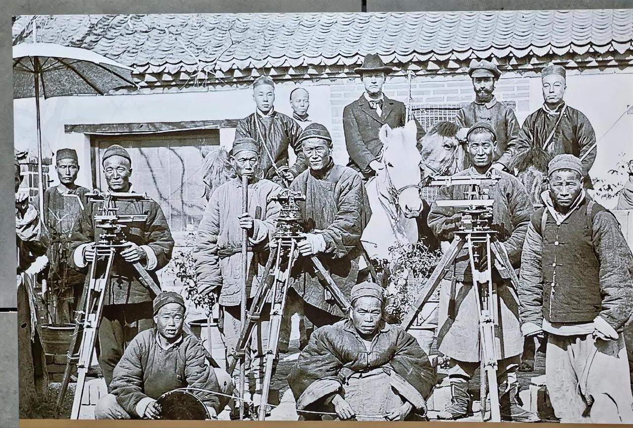 看到1899年德国于山东铺设从青岛至济南铁路时勘探路面的老照片，心中顿感五味杂陈
