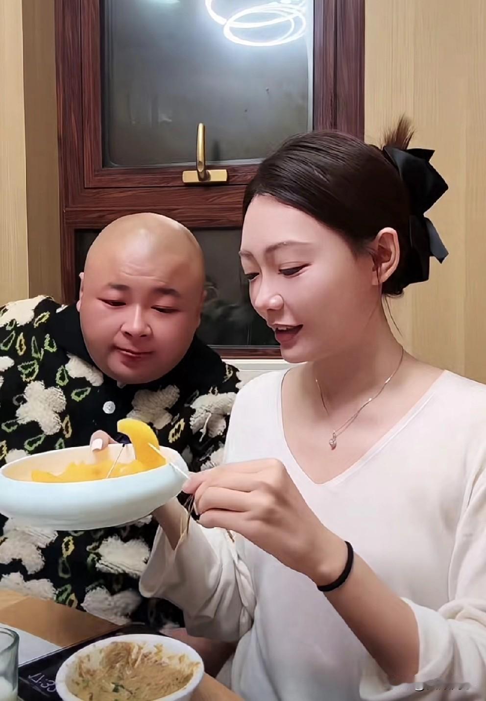 老狗筋疲力尽，佳希不满意抱怨：几下就完事，嘴厉害！

         老狗和佳