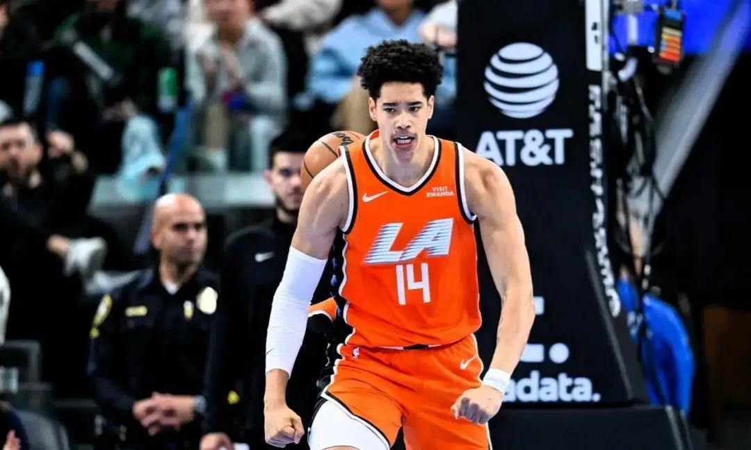 16分首秀！快船捡漏的30号秀打疯了
 
昨天打国王，快船板凳末端突然蹦出个2米