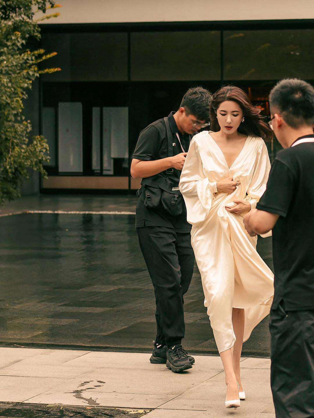 好家伙，第一眼竟然看成曾黎裹着浴袍就出门了，原来是这么仙儿这么欲的一件礼服啊，这