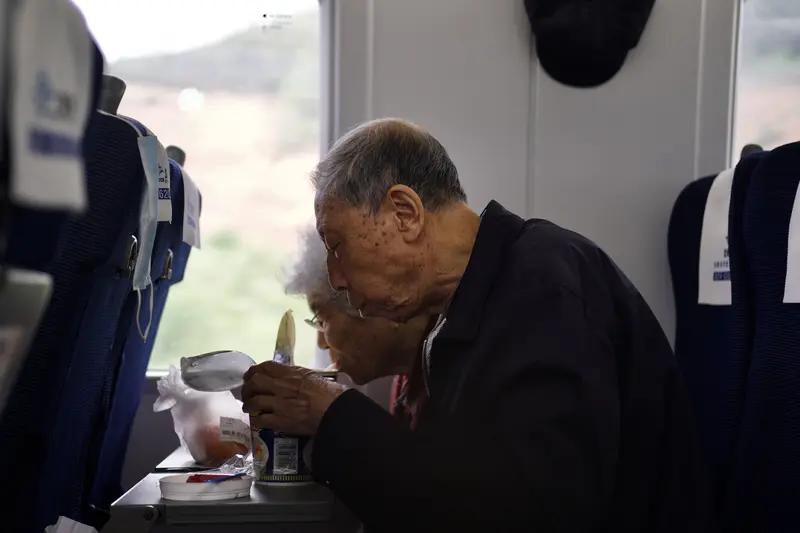 夫妻间感动的瞬间，藏在平凡日常里。之前在社区，看到一对老夫妻，爷爷腿脚不利索，奶