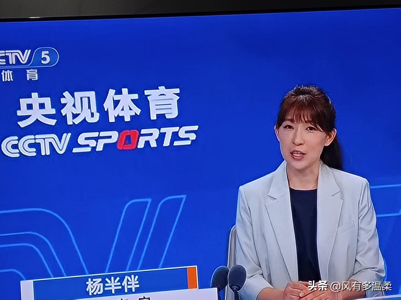 初秋九月，天气不再那么炎热，天空高远而深蓝。
2026女篮世界杯如火如荼，苜轮比