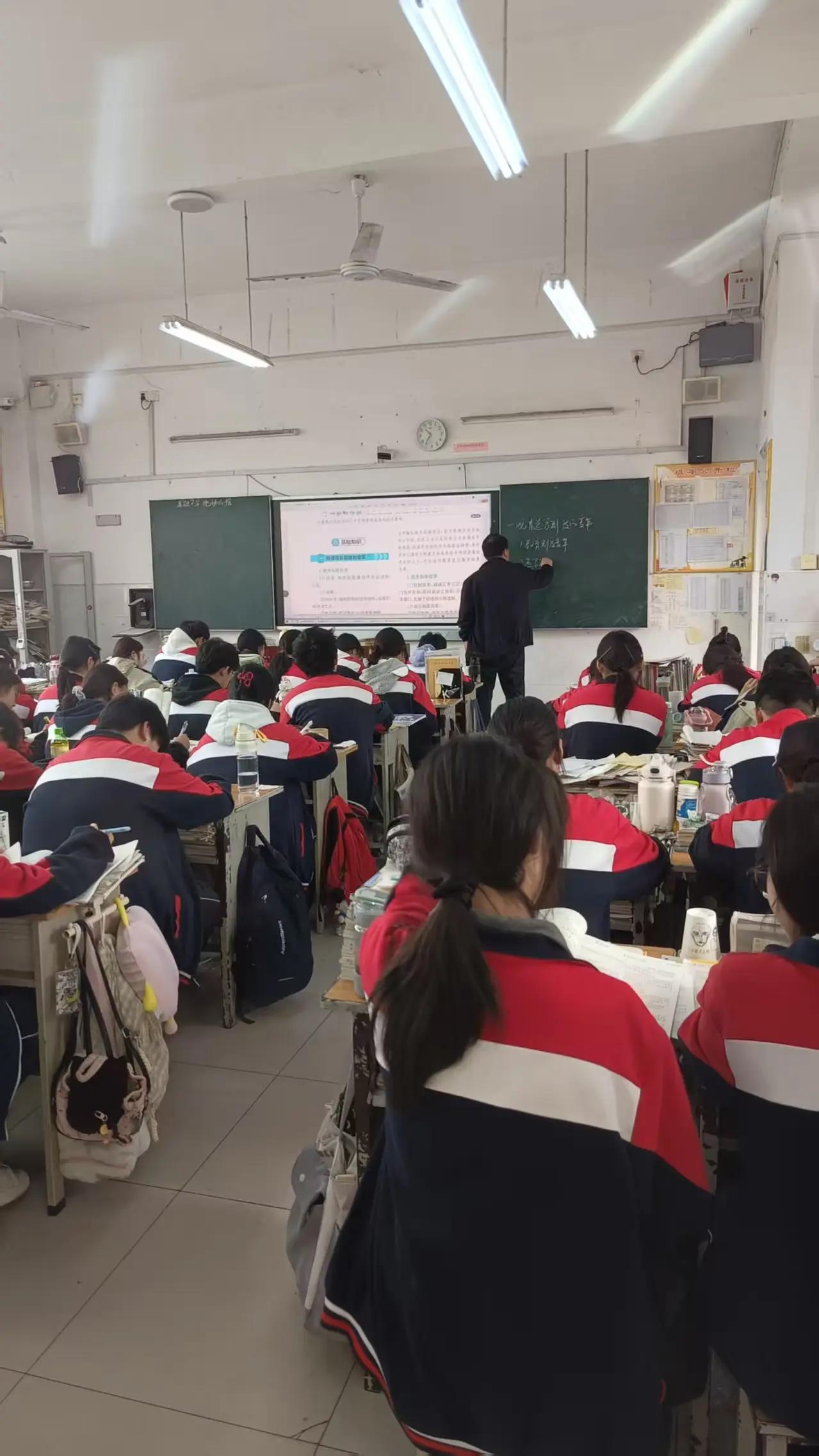 分享一个真实的教学案例
高一期末考试成绩：
语文：95分，数学：131分，英语：