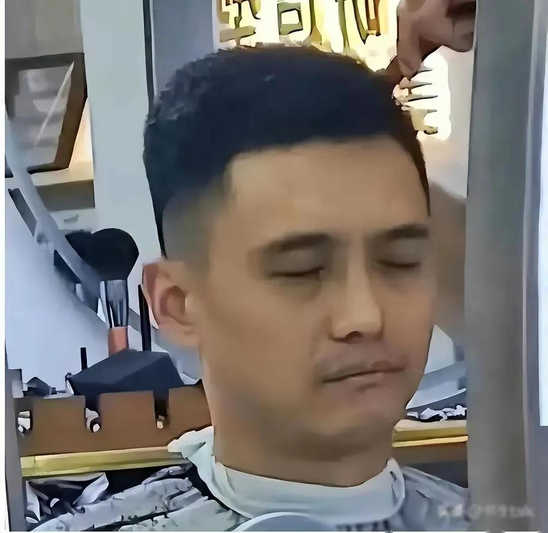 【好日子再也回不来？】
有人在某县城的一个理发店偶遇这位大师。
曾经手里捏着一个
