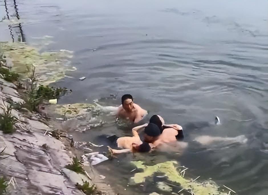 安徽一个44岁的冬泳大哥，刚把落水的母子俩拖到岸边，一口气还没喘匀，就发现自己犯