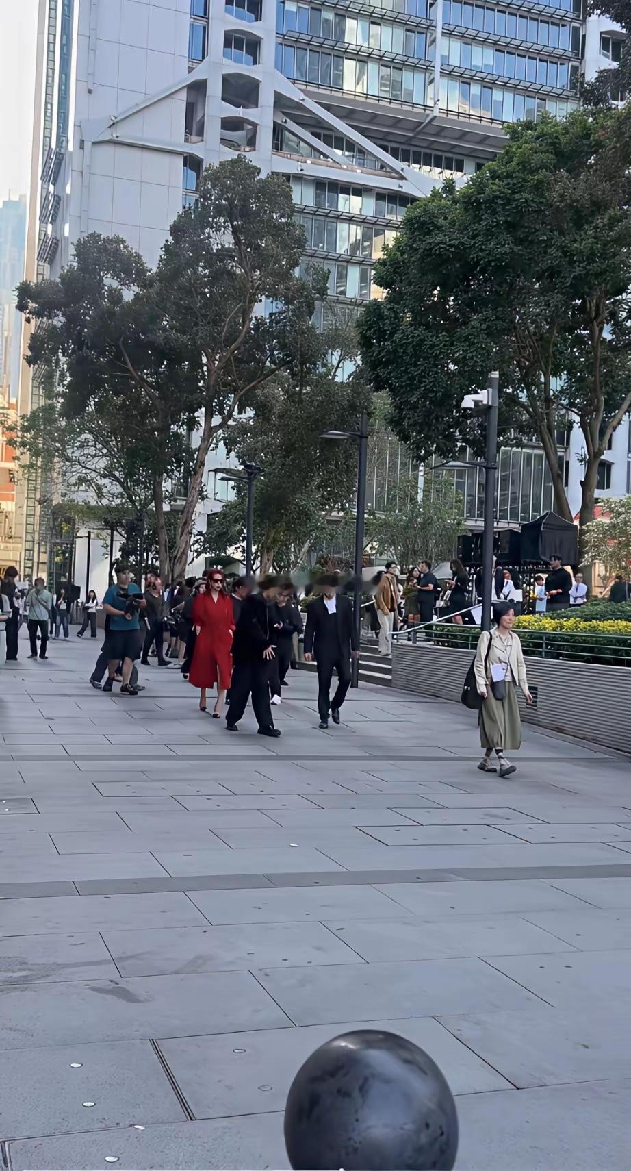 蔡少芬在中国香港街头是越来越拉垮了，小腿好粗，罗圈腿，走路外八字，染了一头棕红色