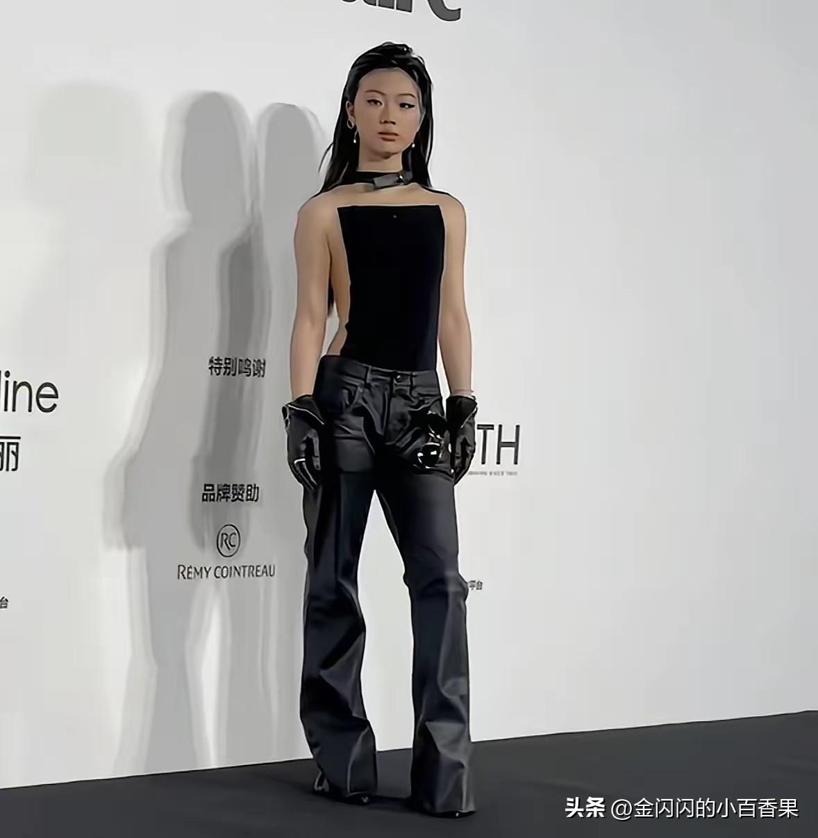 单依纯这套“黑布裹身”，说穿了就是要流量不要脸的典型——为了博眼球硬凹酷飒风，完