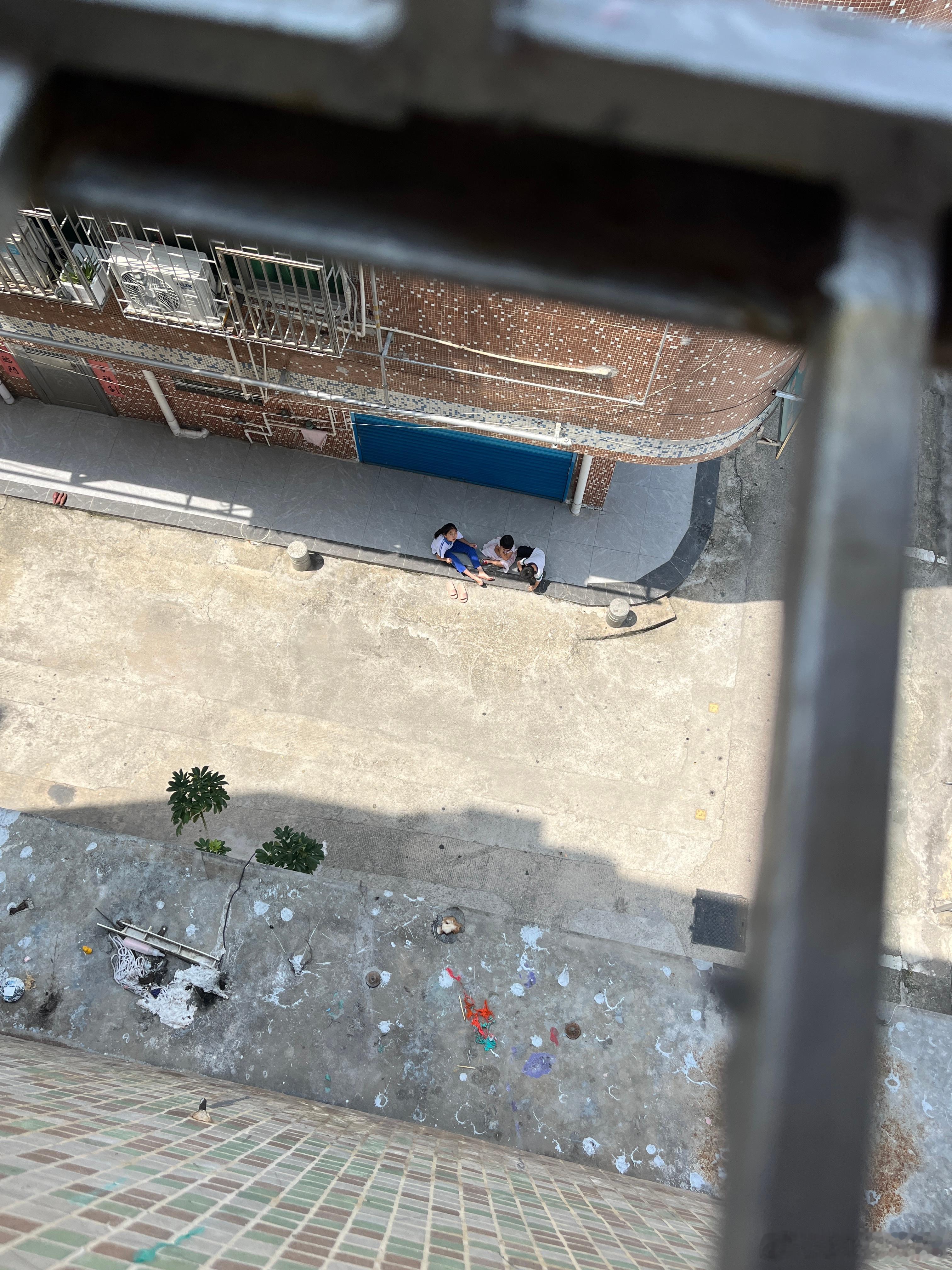 这几个家伙，手机有一块钱，下去买旺旺碎冰冰吃，很久都没上来，我想一人一块钱还能跑