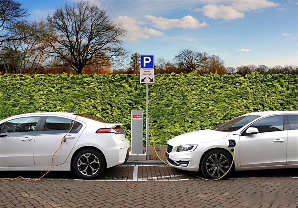 宁德时代高管回应超充影响电池寿命 针对市场关于寿命的疑虑，宁德时代表示不会通过牺