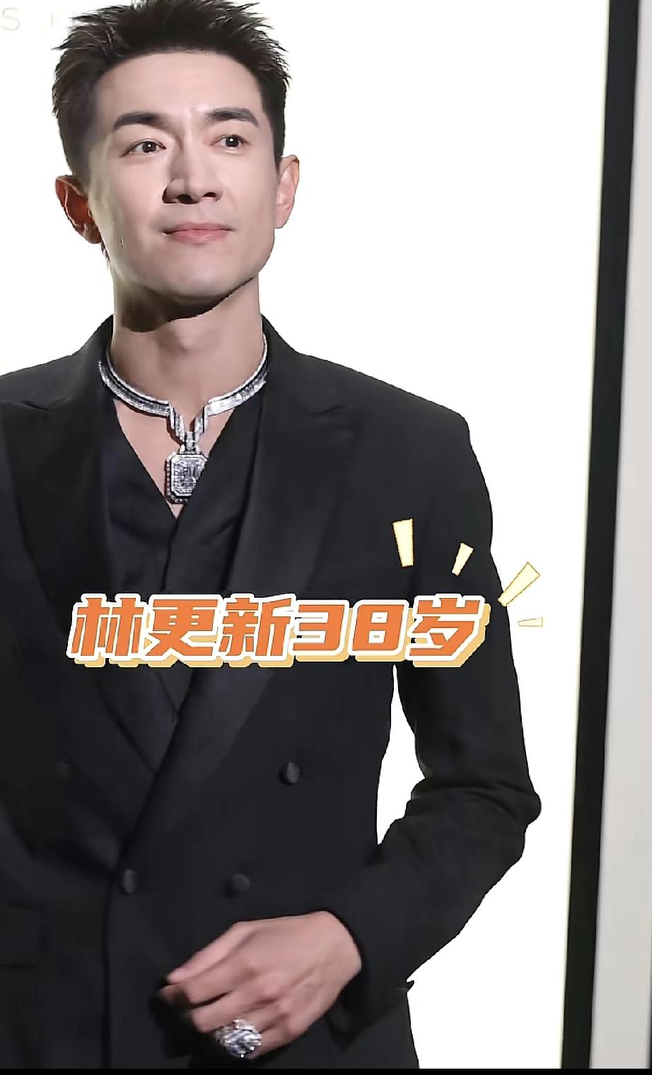 林更新啊，这是把人家镇店之宝带身上了吗？他这个大钻戒，大项链，太抢镜头的。
如果