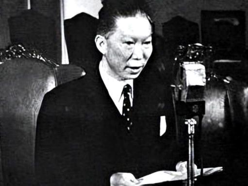 1993年，台湾法庭内，97岁的薛岳将军泪流满面。面对法官们指责他拖欠房租，这位