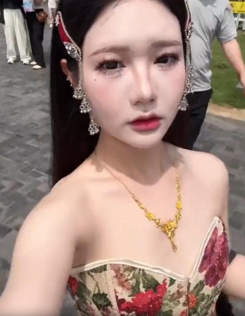 简直是胡闹！女子穿马面裙配裹胸逛寺庙，被门口工作人员拦下，女子怒拍视频吐槽寺院迂