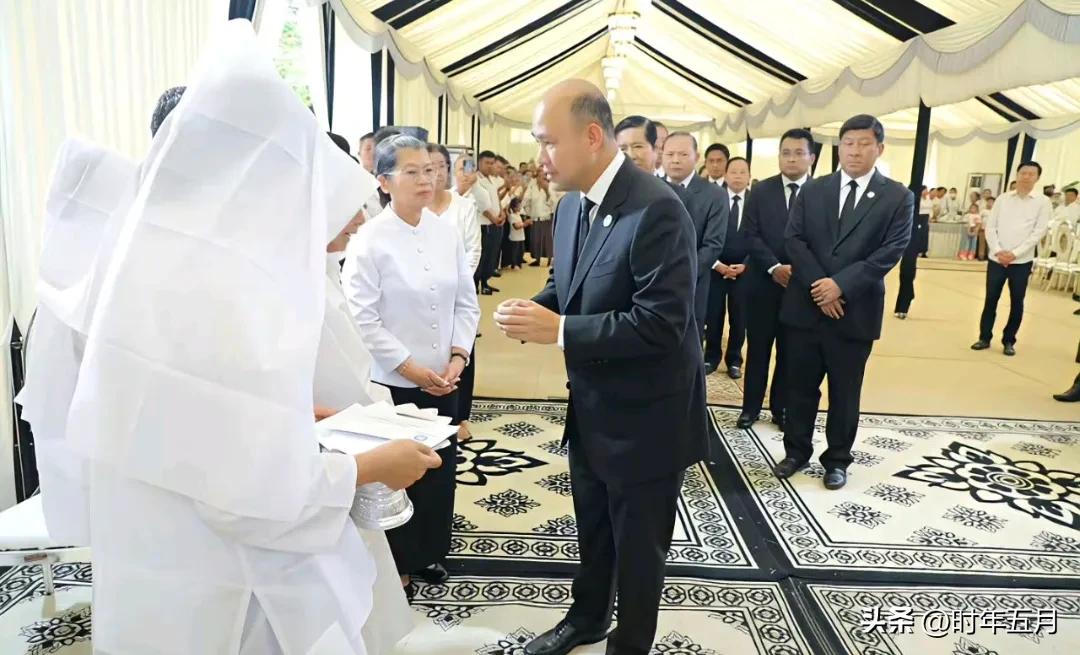 泰媒说柬埔寨陆军第七师师长杜昂·索姆尼昂少将遭泰军炮击身亡，看来确有其事，因为洪