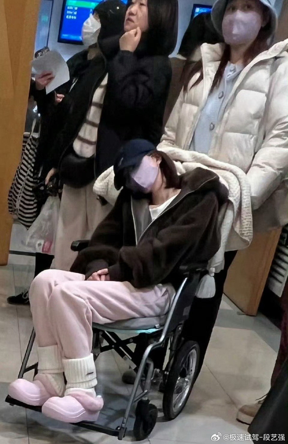 赵露思坐轮椅 这样都认得出来[允悲][允悲][允悲] 