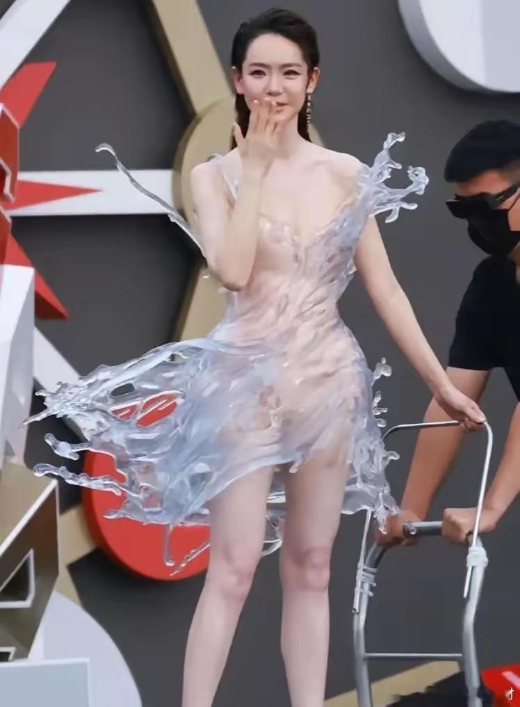 戚薇那条16公斤的3D打印水花裙，把红毯变成了行为艺术现场。裙子用透明树脂打印，