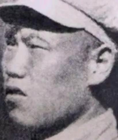 1951 年，一志愿军往阵地送弹药，可当他到达后，却发现干部全牺牲，而战士更是乱