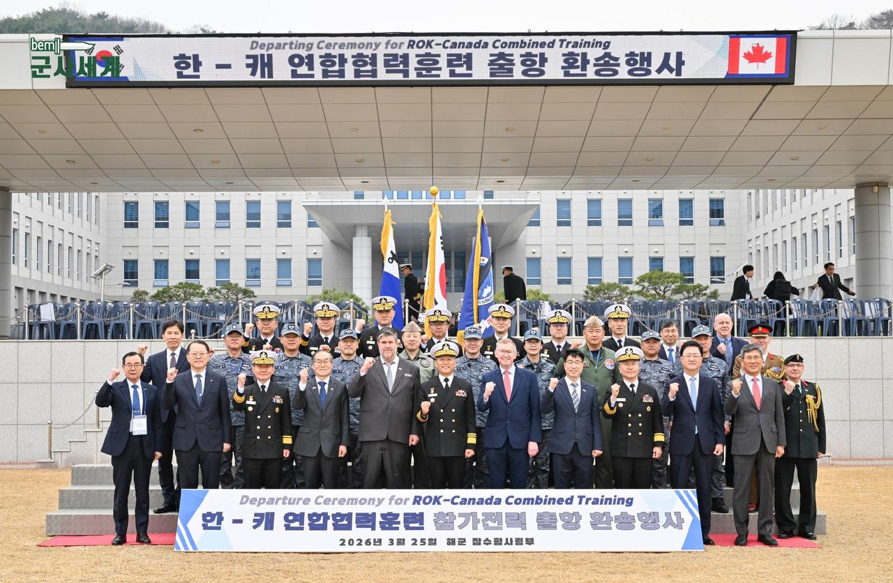 韩国向加拿大推销新潜艇！

韩国海军的岛山安昌浩号常规动力弹道导弹潜艇，前往加拿