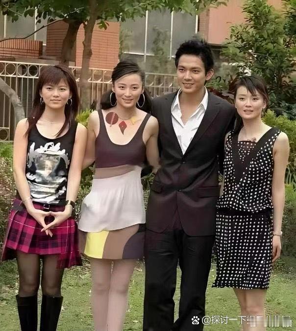 年轻时的李湘颜值出众，长相明艳大方格外耐看。 
