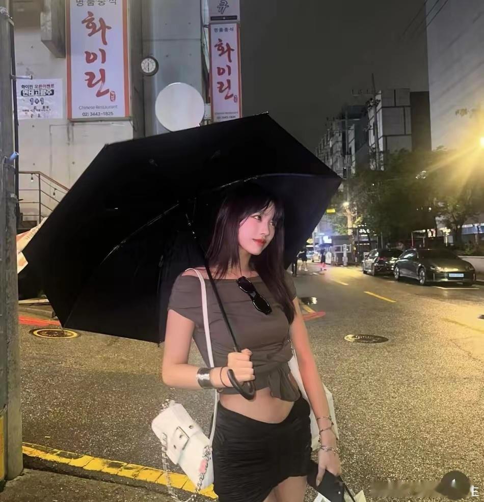 #汪峰女儿小苹果韩国度假##汪峰女儿小苹果身材# 汪峰女儿小苹果韩国度假，穿露脐