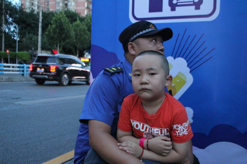 一、行为核心：超越年龄的勇气与担当

2. 危急时刻挺身而出

在4岁男童坠入冰