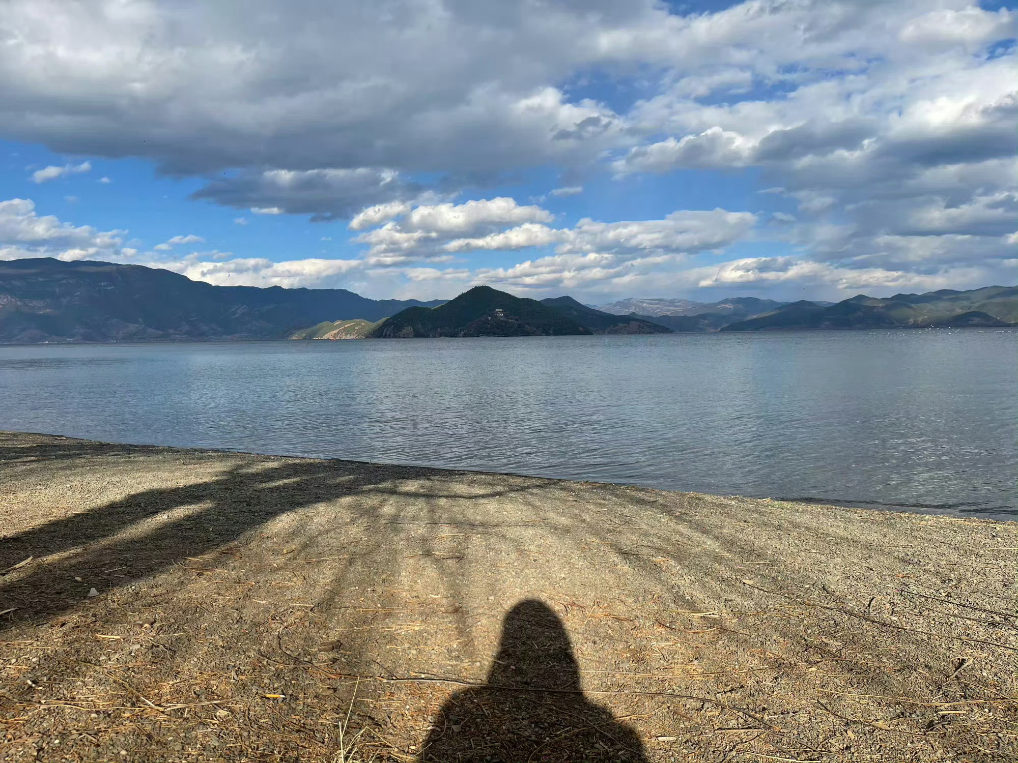 人生这东西很简单的，没有实现过大梦、没有变成理想的大人、甚至连爱一个人都没有比海