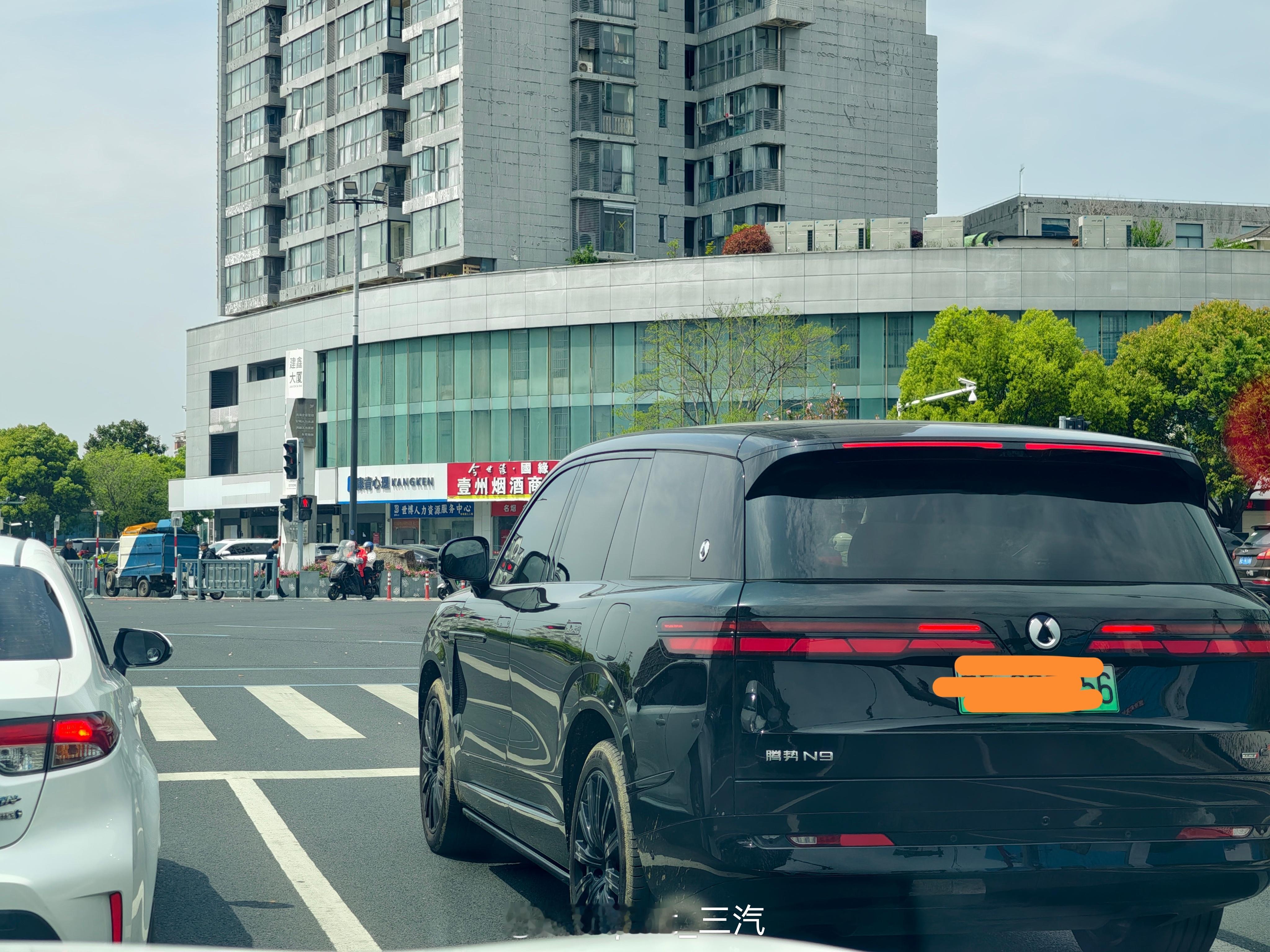 难得遇到3吨大锅必须礼让一下毕竟轮毂6个螺栓无人关注的角落，白色帅哥依旧落寞前行