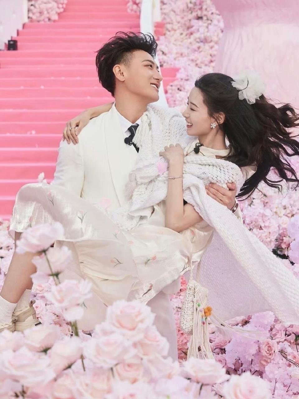 黄子韬徐艺洋拍婚纱照了看来好事将近了！！！恭喜恭喜🎉据传10月16日就办婚礼了