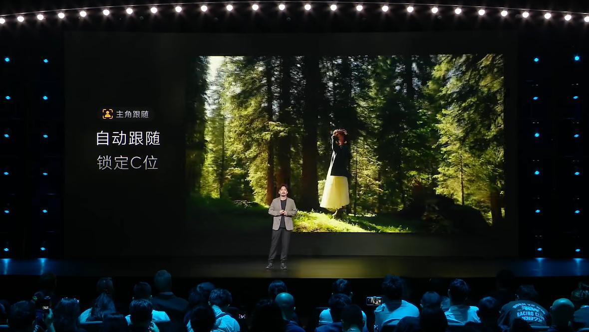 来看看荣耀 Robot Phone，搭载了业界首创钛合金灵巧云台，电机重量仅 2