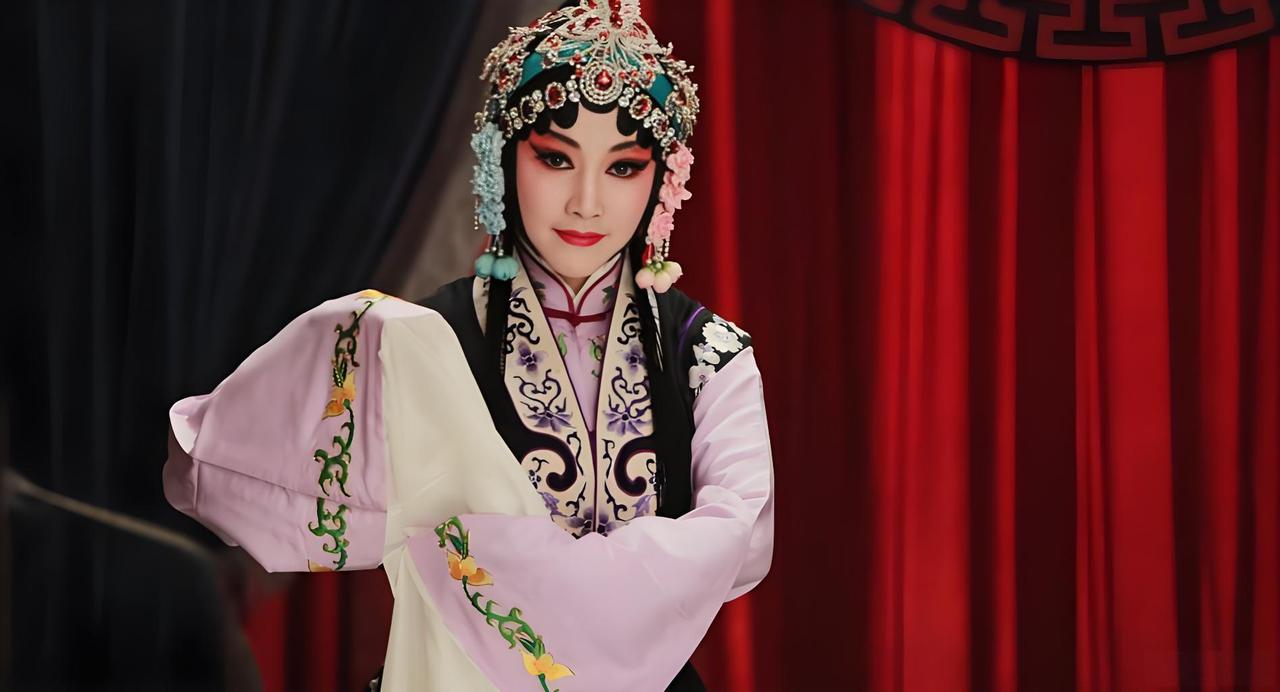 民国八年冬天，天津卫的大戏院里，一位当红花旦被某位局长请走，百般凌辱，几夜未归。