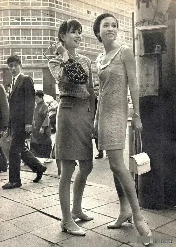 日本东京1967年的街拍，逛街的人不少，有两位妙龄少女穿着超短裙和中跟皮鞋。洋气