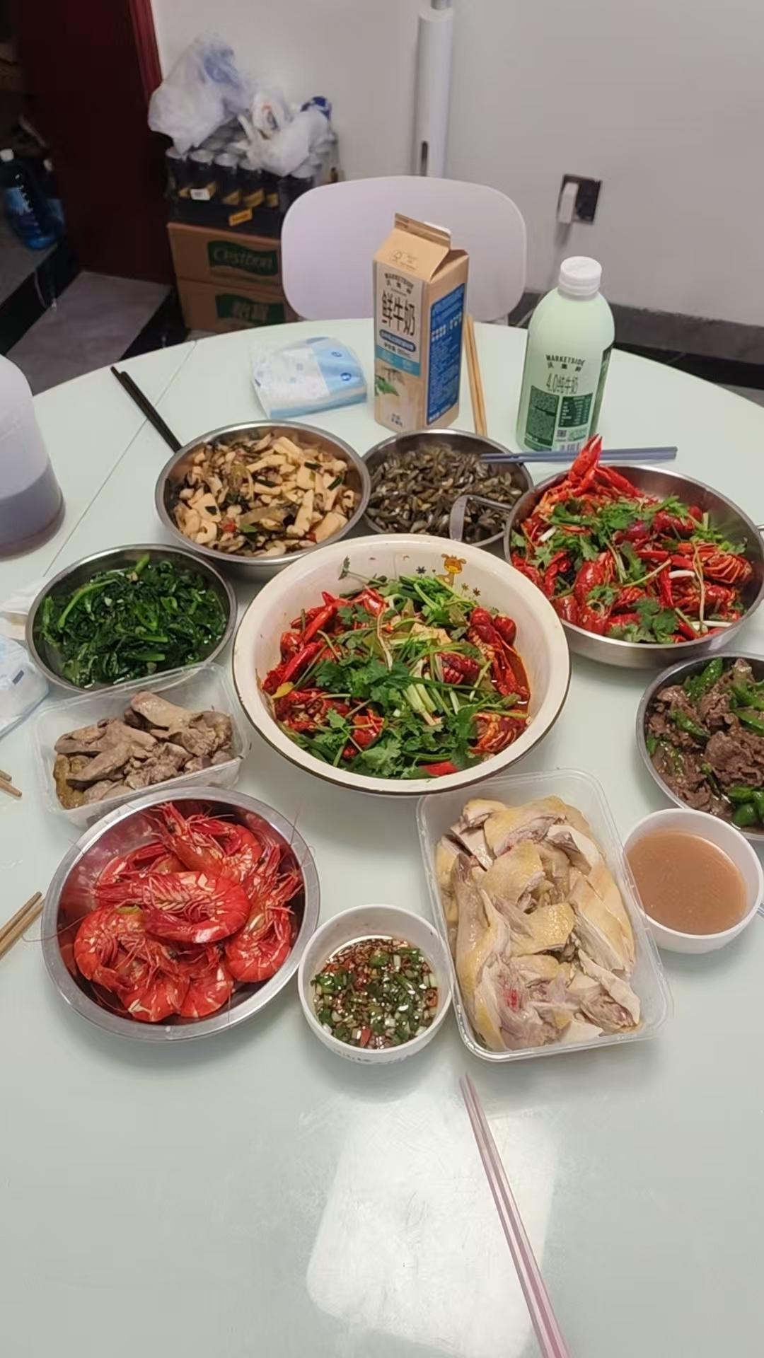 今日三餐分享假期美食，我儿子做的五一假期海鲜大餐：小龙虾做了二种口味，一种麻辣的